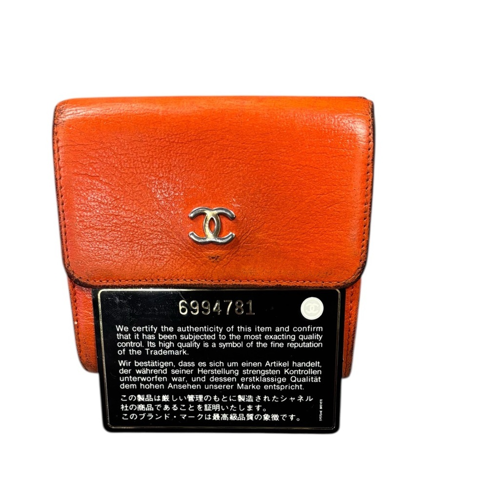 CHANEL Vintage Leather Flap Wallet with Gold-Tone Logo - Picture 2 of 7